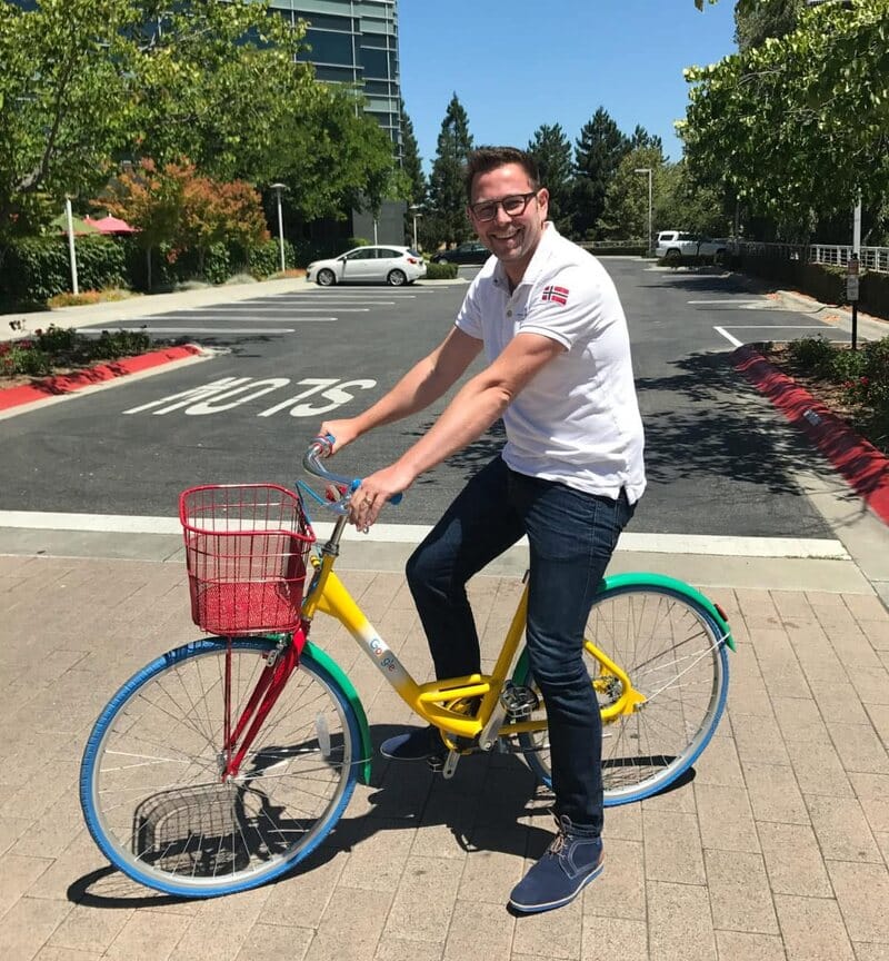 Mann auf buntem Fahrrad